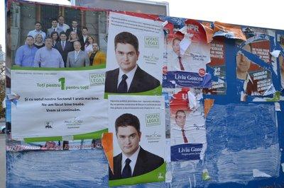 "În afişe să ne războim". Cum arată bătălia panourilor electorale. FOTOREPORTAJ din mijlocul campaniei electorale 177483