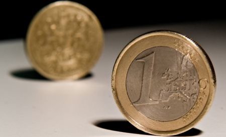 Leul a crescut faţă de euro, dar s-a depreciat în raport cu dolarul. Vezi cotaţia BNR