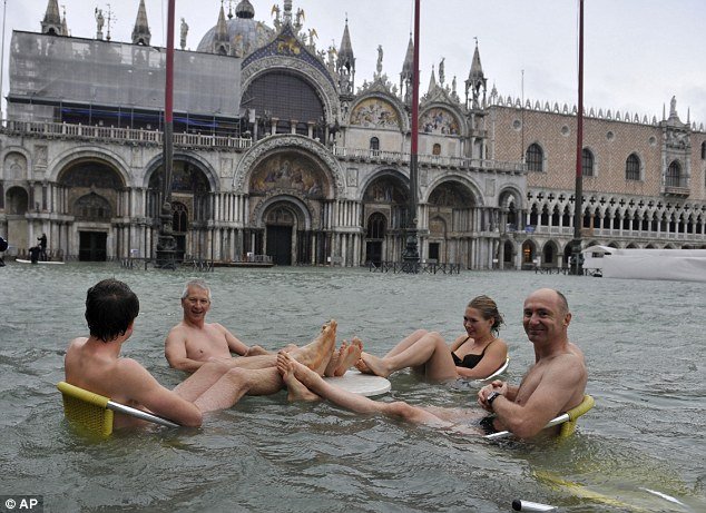 Vezi aici cum profită turiştii din Veneţia de străzile inundate