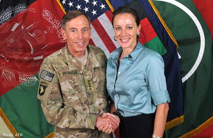 Generalul Petraeus vorbea cu amanta sa despre &quot;SEXUL SUB BIROU&quot;