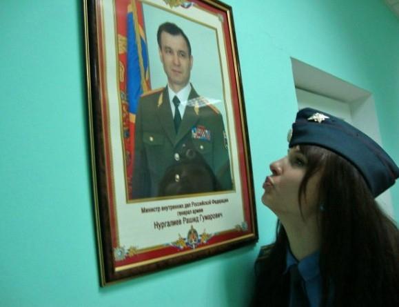 În weekenduri dansează pe mese în cluburi, dar de luni până vineri are un job care te lasă mască  177873