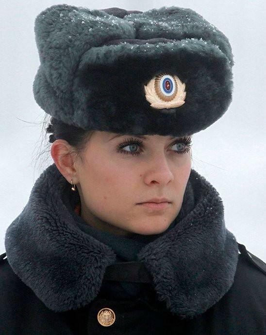 În weekenduri dansează pe mese în cluburi, dar de luni până vineri are un job care te lasă mască  177874