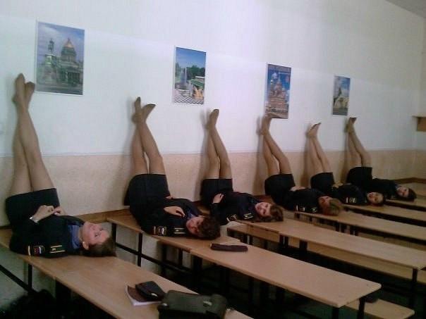 În weekenduri dansează pe mese în cluburi, dar de luni până vineri are un job care te lasă mască  177875