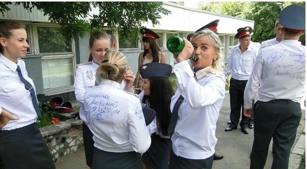 În weekenduri dansează pe mese în cluburi, dar de luni până vineri are un job care te lasă mască  177876