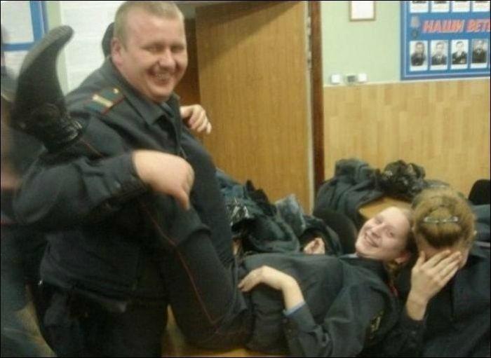 În weekenduri dansează pe mese în cluburi, dar de luni până vineri are un job care te lasă mască  177881