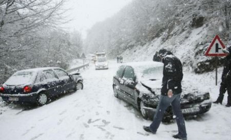 Prima ninsoare din acest sezon în Pasul Tihuţa. Drumarii au intervenit cu 32 de tone de sare