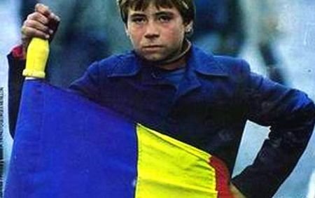 El este Gavroche al României. Îmbrăcat în tricolor, a devenit un simbol al Revoluţiei române