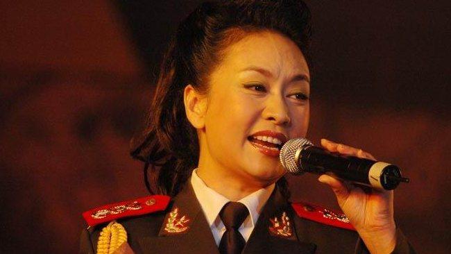 Şi-a trăit adolescenţa în mizerie, dar a ajuns liderul celei de-a doua puteri economice a lumii. Povestea incredibilă a noului lider chinez şi a soţiei sale  178280