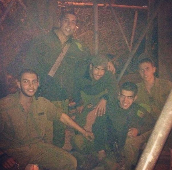 Tinerii care luptă în "războiul speranţelor". Ce fotografii postează pe Instagram soldaţii din Fâşia Gaza 178336