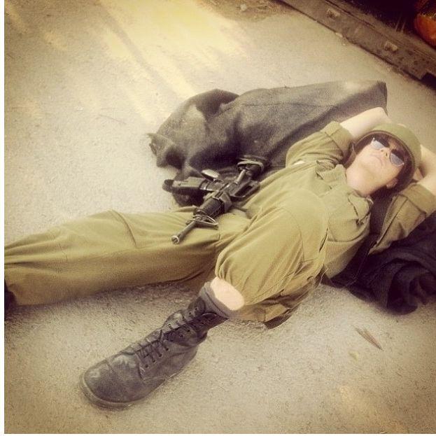 Tinerii care luptă în "războiul speranţelor". Ce fotografii postează pe Instagram soldaţii din Fâşia Gaza 178344