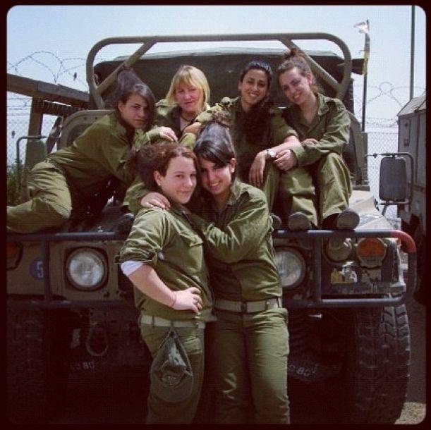 Tinerii care luptă în "războiul speranţelor". Ce fotografii postează pe Instagram soldaţii din Fâşia Gaza 178345