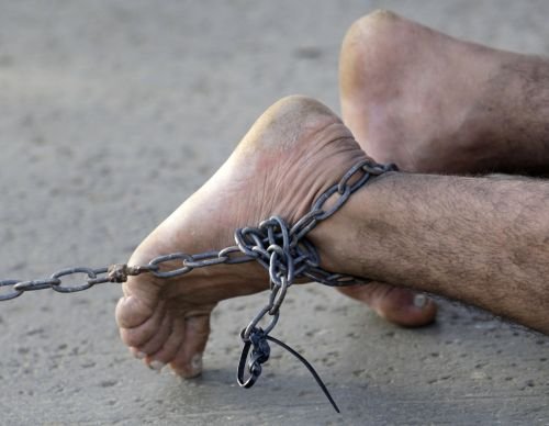 Vânzătorii de sclavi. Şapte persoane din Constanţa, acuzate că sechestrau oameni cu handicap şi îi trimiteau la cerşit pe străzile din Italia