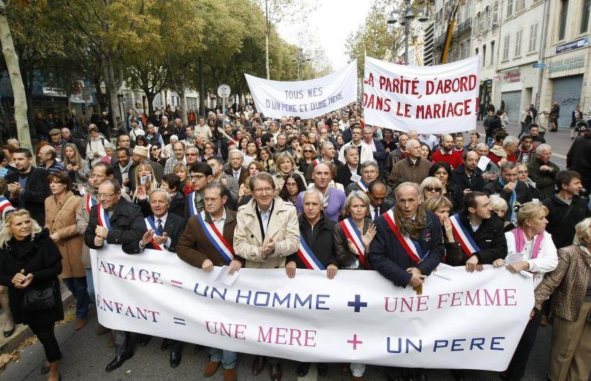 Activiste FEMEN agresate şi jurnalişti "molestaţi" la Paris, la un protest faţă de căsătoriile homosexuale 178682
