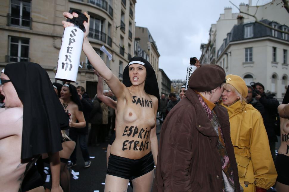 Activiste FEMEN agresate şi jurnalişti "molestaţi" la Paris, la un protest faţă de căsătoriile homosexuale 178683
