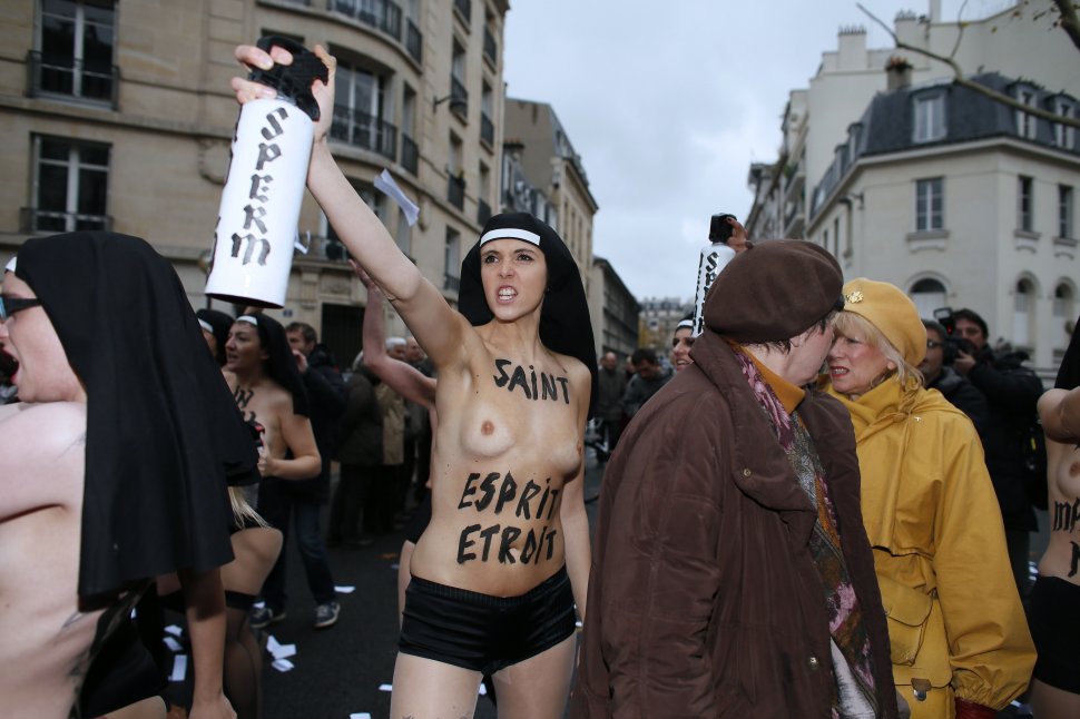 Activiste FEMEN agresate şi jurnalişti &quot;molestaţi&quot; la Paris, la un protest faţă de căsătoriile homosexuale