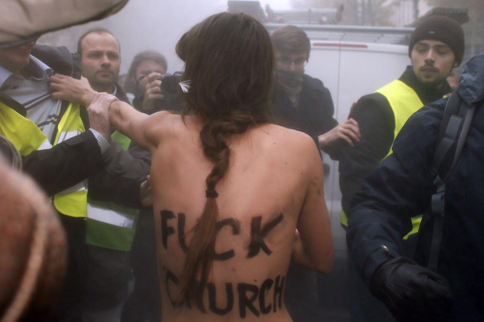 Activiste FEMEN agresate şi jurnalişti "molestaţi" la Paris, la un protest faţă de căsătoriile homosexuale 178684