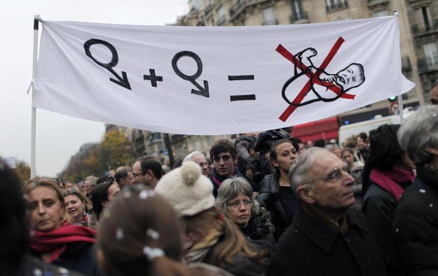 Activiste FEMEN agresate şi jurnalişti "molestaţi" la Paris, la un protest faţă de căsătoriile homosexuale 178685