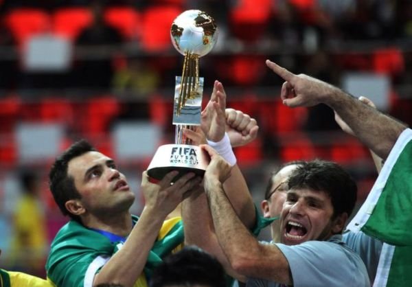 Brazilia şi-a păstrat titlul mondial la fotbal în sală, după o victorie dramatică în faţa Spaniei