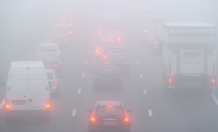 COD GALBEN de ceaţă în mai multe zone din ţară. Cinci curse aeriene sunt anulate sau au întârzieri, la Cluj-Napoca