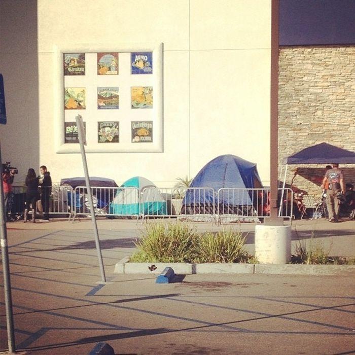 Mii de americani s-au mutat în stradă şi dorm în corturi. Isteria care poartă numele de "Black Friday" 179039