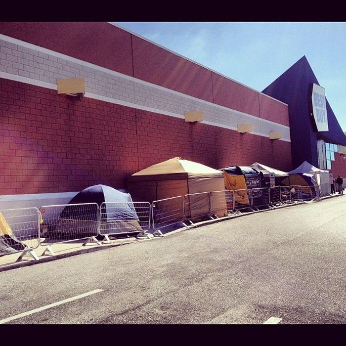 Mii de americani s-au mutat în stradă şi dorm în corturi. Isteria care poartă numele de "Black Friday" 179040