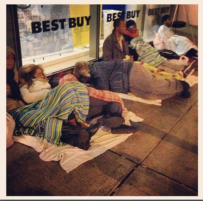 Mii de americani s-au mutat în stradă şi dorm în corturi. Isteria care poartă numele de "Black Friday" 179041