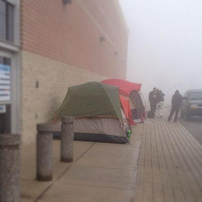 Mii de americani s-au mutat în stradă şi dorm în corturi. Isteria care poartă numele de "Black Friday" 179042