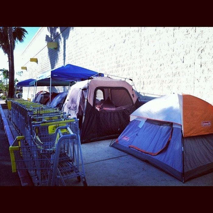 Mii de americani s-au mutat în stradă şi dorm în corturi. Isteria care poartă numele de "Black Friday" 179044