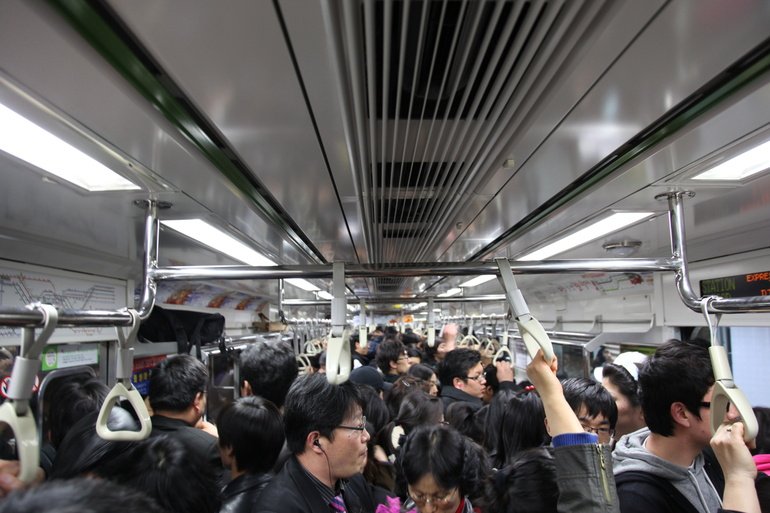 Două garnituri de metrou s-au ciocnit în Coreea de Sud