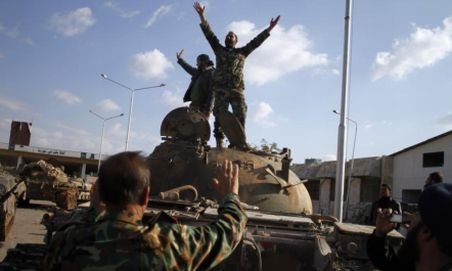 Rebelii au preluat controlul asupra unui oraş strategic din estul Siriei