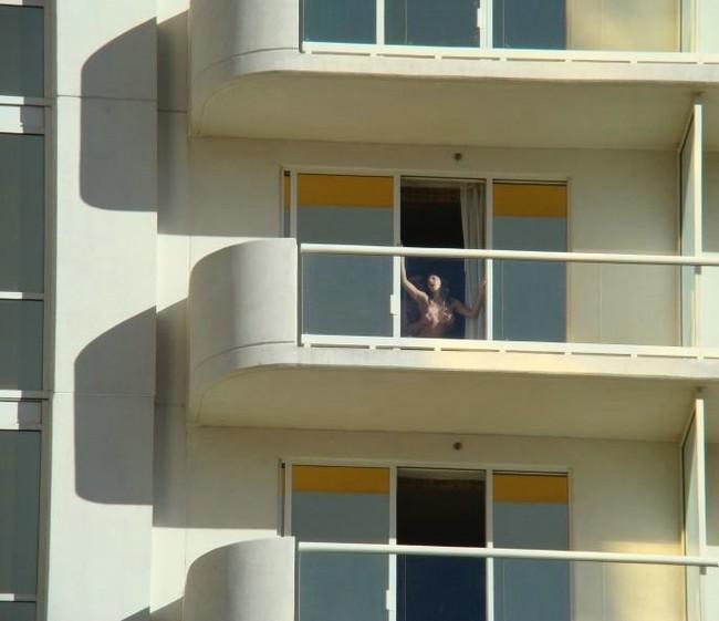 "Botezau" apartamentul pe care şi-l cumpăraseră. Nu-şi închipuiau că sunt urmăriţi de zeci de ochi. Pozele făcute de vecini 179418