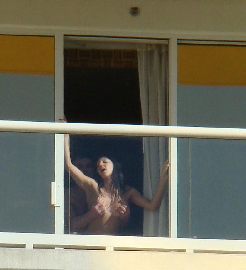 "Botezau" apartamentul pe care şi-l cumpăraseră. Nu-şi închipuiau că sunt urmăriţi de zeci de ochi. Pozele făcute de vecini 179419