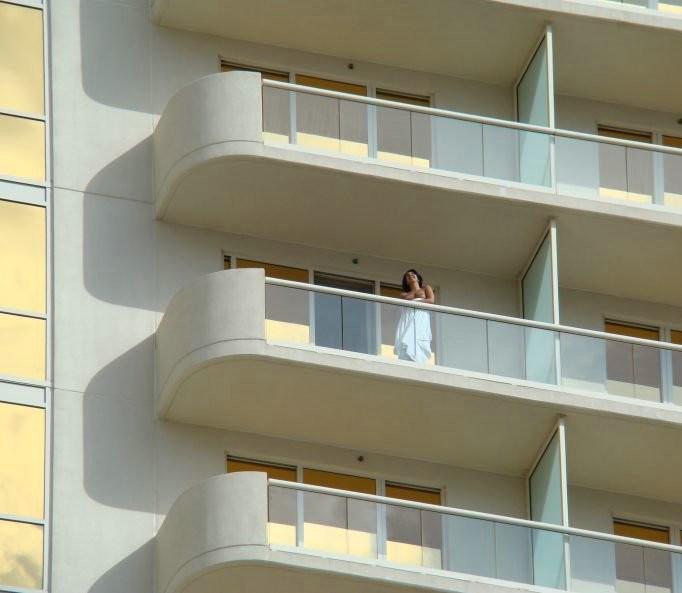 "Botezau" apartamentul pe care şi-l cumpăraseră. Nu-şi închipuiau că sunt urmăriţi de zeci de ochi. Pozele făcute de vecini 179420