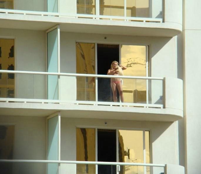 "Botezau" apartamentul pe care şi-l cumpăraseră. Nu-şi închipuiau că sunt urmăriţi de zeci de ochi. Pozele făcute de vecini 179421