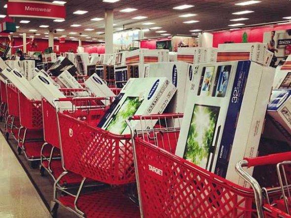 La noi s-au blocat site-urile, la ei oamenii se calcă în picioare, la propriu. BLACK FRIDAY în SUA 179435