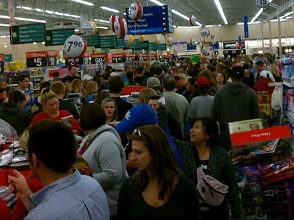 La noi s-au blocat site-urile, la ei oamenii se calcă în picioare, la propriu. BLACK FRIDAY în SUA 179436