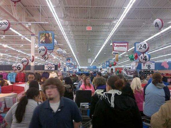 La noi s-au blocat site-urile, la ei oamenii se calcă în picioare, la propriu. BLACK FRIDAY în SUA 179438