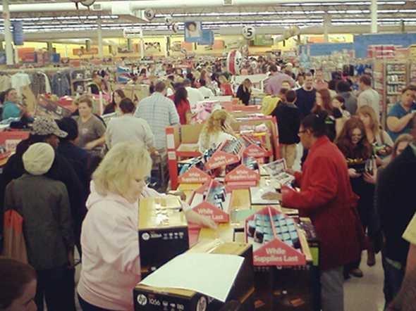 La noi s-au blocat site-urile, la ei oamenii se calcă în picioare, la propriu. BLACK FRIDAY în SUA 179439