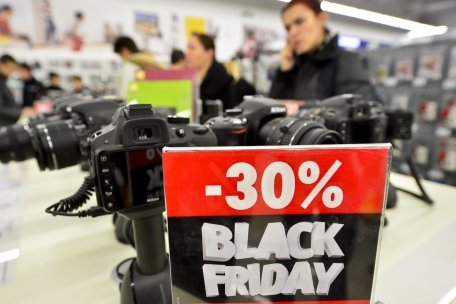 Black Friday în SUA: Succes marcat de greve, ameninţări cu pistolul şi bătăi izbucnite în mall