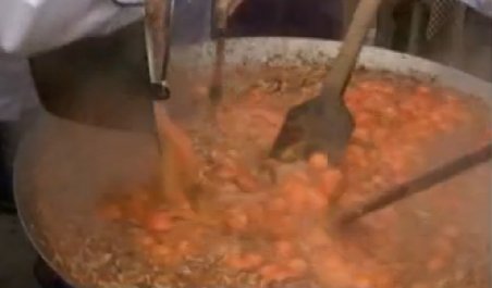 Omletă-record preparată la Timişoara. Bucătarii au gătit o găigană din o mie de ouă
