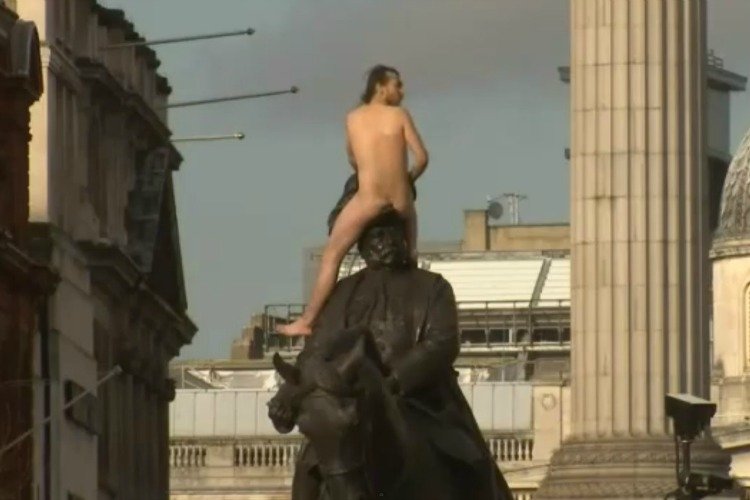 Un bărbat dezbrăcat s-a urcat pe o statuie dintr-un cartier londonez