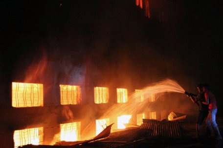 Cel puţin 121 de persoane au murit în urma unui incendiu la o fabrică din Bangladesh