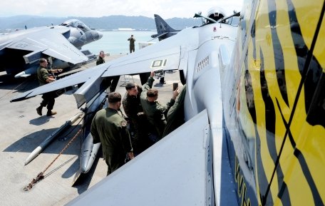 China anunţă aterizarea cu succes a unui avion de luptă pe portavionul intrat recent în serviciu