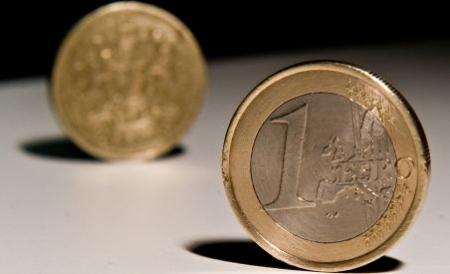 Leul se va deprecia în raport cu euro. Moneda europeană va înregistra o medie în 2013 de 4 lei şi 50 de bani