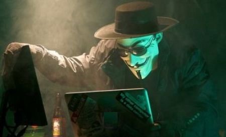 SIE: Gruparea Anonymous poate aduce pericole foarte mari pentru securitate. Teroriştii află de pe internet cum să facă o bombă atomică