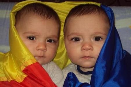 &quot;Tot ce iubesc copiii crescuţi departe de ţară sunt bunicii şi TRICOLORUL&quot;. Peste 9 mii de români s-au alăturat campaniei &quot;Pe tricolor e scris Unire!&quot;