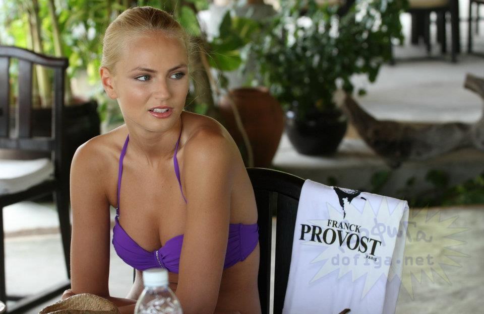 Care este secretul acestei blonde cu chip de înger ce a cucerit Pământul. Nimeni nu ştia asta despre ea 179967