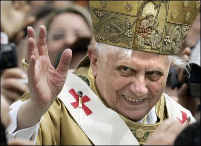 Papa Benedict al XVI-lea pune la îndoială Biblia. &quot;Atunci când Iisus s-a născut, în ceruri îngerii NU au făcut acest lucru&quot;