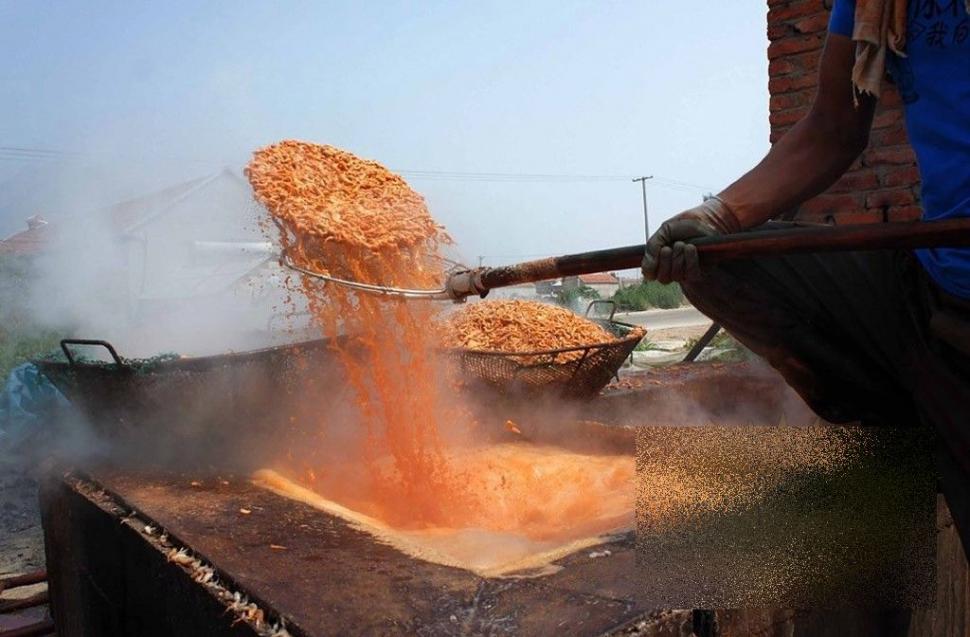 Ce fac chinezii înainte de a pune creveţii pentru export în pungi. Procedeul te va şoca 180228