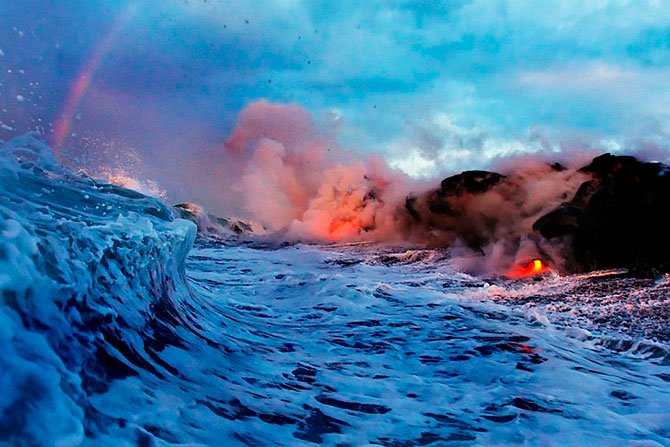 Galerie foto spectaculoasă cu erupţia celui mai activ vulcan de pe Terra. Lava a ajuns în Ocean